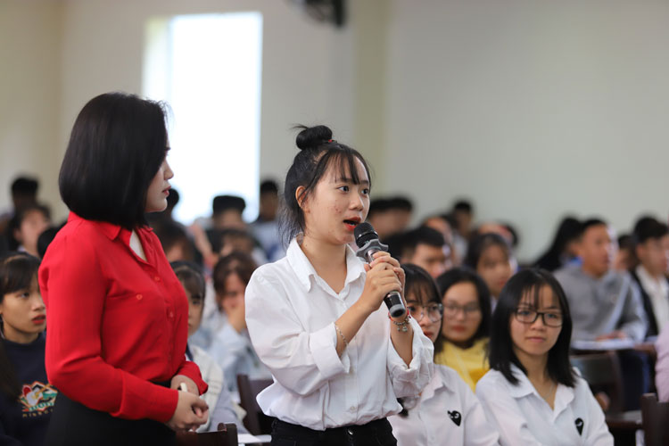 Học sinh đặt câu hỏi liên quan đến công tác tuyển sinh, chọn ngành nghề và vị trí việc làm tại chương trình tư vấn tuyển sinh