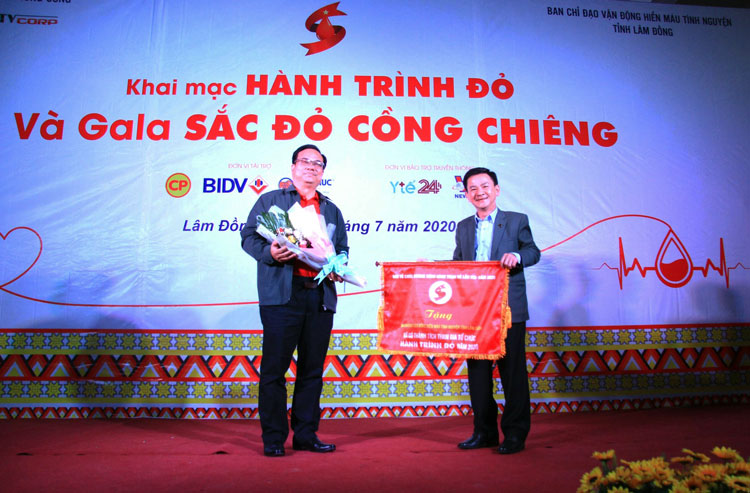 BSCKII Phạm Tuấn Dương - Phó Viện trưởng Viện Huyết học - Truyền máu Trung ương, Phó Trưởng Ban tổ chức Hành trình Đỏ năm 2020 trao cờ lưu niệm Hành trình Đỏ cho lãnh đạo tỉnh Lâm Đồng