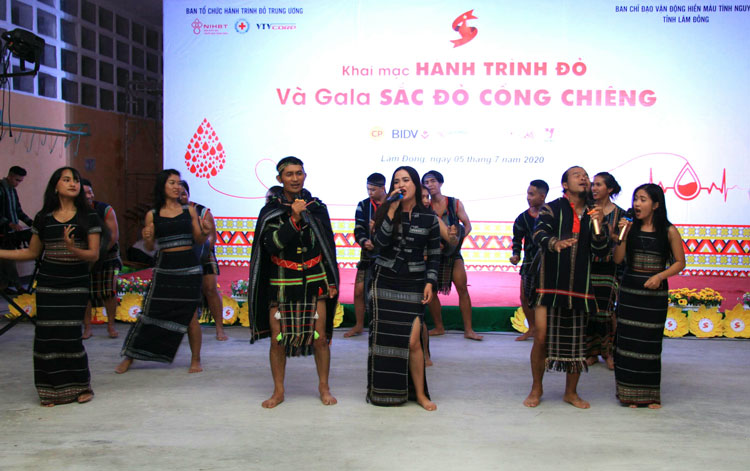 Gala Sắc đỏ cồng chiêng với các tiết mục văn nghệ đặc sắc
