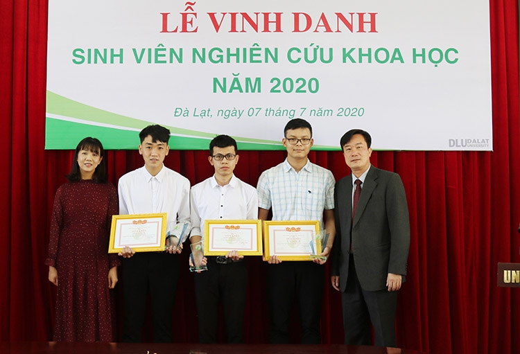 Vinh danh sinh viên nghiên cứu khoa học năm 2020