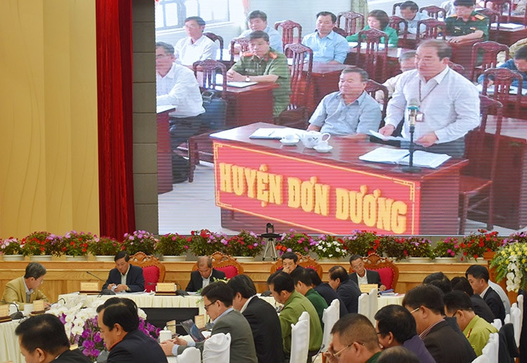 Lãnh đạo cấp ủy, chính quyền tại các đầu cầu ở huyện, thành phố trong tỉnh phát biểu tại hội nghị trực tuyến