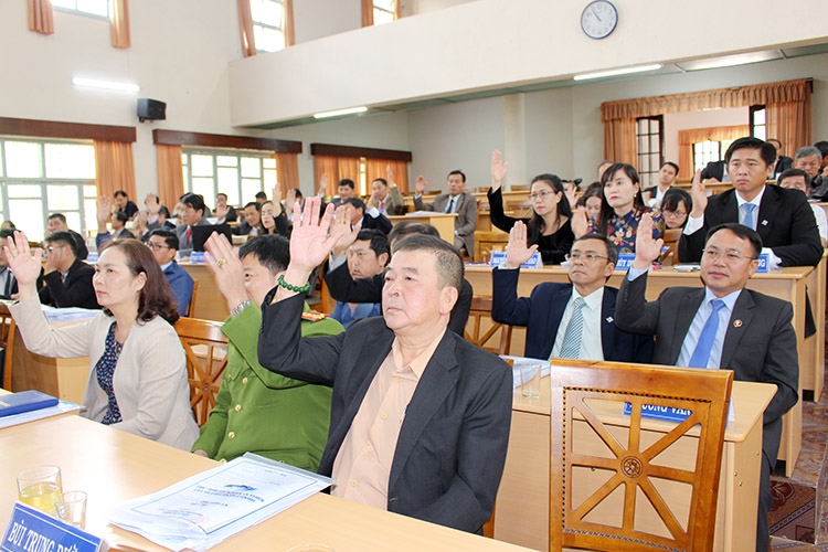 Các đại biểu biểu quyết thông qua nghị quyết về công tác nhân sự