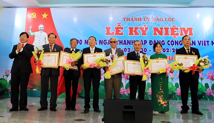 Tập trung xây dựng Đảng và hệ thống chính trị trong sạch, vững mạnh