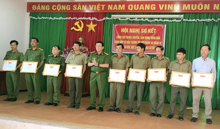 Lâm Hà vận động toàn dân giao nộp 45 súng các loại