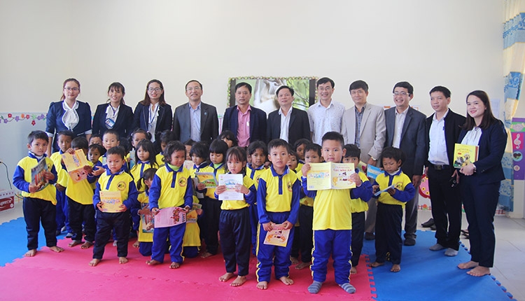 Khối thi đua số 1 LLVT trao tặng truyện tranh và sữa cho Trường Mầm non Đưng K’nớ