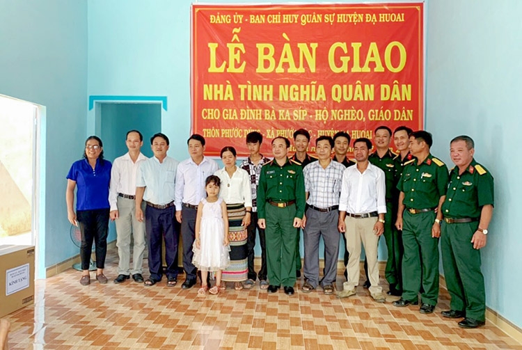 Tặng nhà Tình nghĩa quân - dân cho hộ đồng bào dân tộc thiểu số nghèo