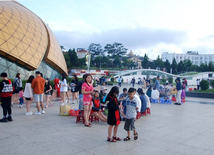 Cần giữ gìn hình ảnh đẹp ở Quảng trường Lâm Viên, Đà Lạt