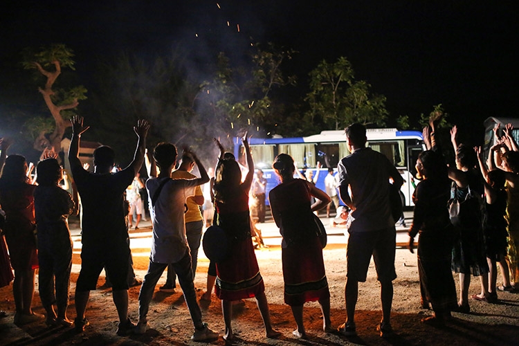 Đoàn Famtrip cuồng nhiệt với các điệu múa của người Raglay dưới chân núi Chúa