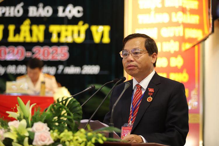 Đồng chí Nguyễn Văn Triệu – Bí thư Thành ủy Bảo Lộc khóa V trình bày diễn văn khai mạc Đại hội
