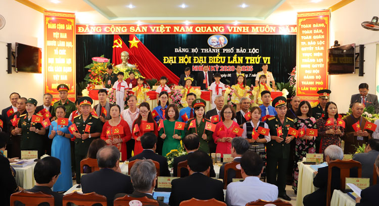 Đoàn đại biểu đại diện các tầng lớp nhân dân và các cháu thiếu nhi thành phố chúc mừng Đại hội