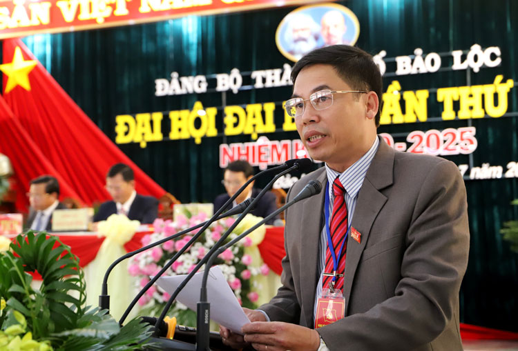 Đồng chí Nghiêm Xuân Đức – Phó Bí thư Thành ủy Bảo Lộc khóa V, trình bày báo cáo chính trị