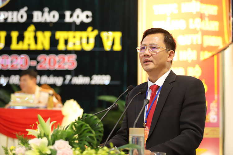 Đồng chí Đoàn Kim Đình – Chủ tịch UBND thành phố Bảo Lộc, thay mặt Đoàn Chủ tịch trình bày báo cáo kiểm điểm của Ban Chấp hành Đảng bộ thành phố khóa V