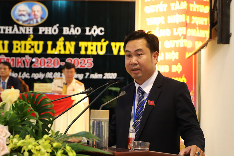 Đồng chí Huỳnh Thanh Phương – Bí thư Đảng ủy Phường 1 tham luận với chủ đề: “Một số nhiệm vụ, giải pháp đột phá của Đảng bộ phường trong xây dựng các tiêu chí xây dựng phường phát triển toàn diện, bền vững”.