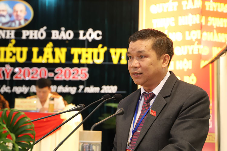 Đồng chí Nguyễn Văn Nhâm – Bí thư Đảng ủy Phường 2 tham luận với nội dung: “Phát huy vai trò Mặt trận Tổ quốc phường trong thực hiện nhiệm vụ, giải pháp xây dựng khu dân cư kiểu mẫu, khu dân cư văn hóa”.