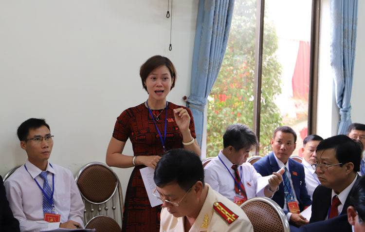 Các đại biểu tiến hành thảo luận tại tổ