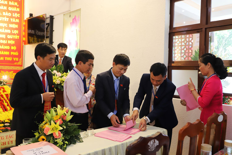 Ban Kiểm phiếu làm việc