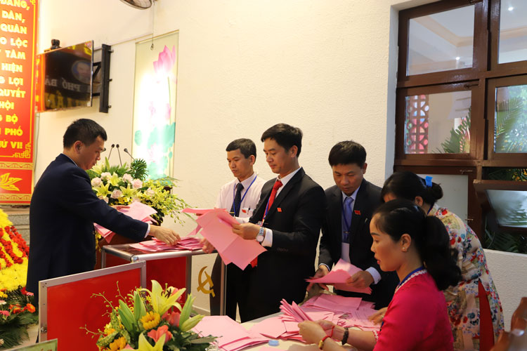 Ban kiểm phiếu kiểm tra phiếu bầu