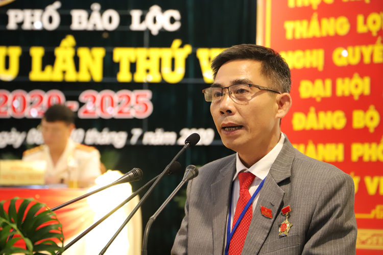 Đồng chí Lưu Tuấn Tú – Bí thư Đảng ủy xã Lộc Thanh tham luận nội dung “Công tác lãnh đạo, chỉ đạo của Đảng ủy đối với phong trào toàn dân chung sức xây dựng nông thôn mới ở vùng đồng bào có đạo”