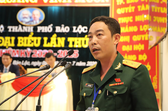 Đồng chí Cao Văn Lộc -  Chính trị viên phó Ban Chỉ huy Quân sự thành phố Bảo Lộc tham luận nội dung “Xây dựng, huấn luyện lực lượng dân quân tự vệ, dự bị động viên; tổ chức thực hiện tốt các phương án diễn tập theo NQ 28-NQ/TW của Bộ Chính trị, bảo đảm phương án sẵn sàng chiến đấu, xây dựng khu vực phòng thủ” 