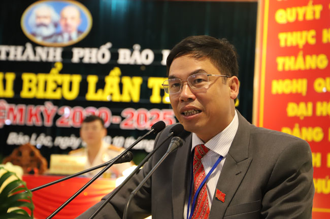 Đồng chí Nghiêm Xuân Đức – Phó Bí thư Thành ủy Bảo Lộc khóa V, thay mặt Đoàn Chủ tịch điều hành phần lấy phiếu giới thiệu chức danh Bí thư Thành ủy Bảo Lộc nhiệm kỳ 2020 – 2025
