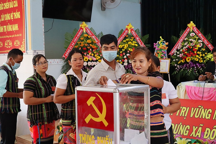 Những lá phiếu niềm tin của các đảng viên ở Đại hội Đảng bộ xã Đồng Nai Thượng lần thứ IV, nhiệm kỳ 2020 - 2025