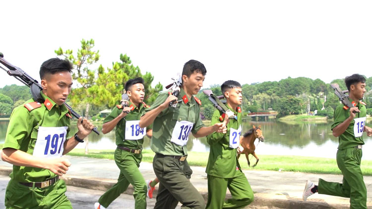 Trao giải môn chạy vũ trang – việt dã thuộc Đại hội khỏe ''Vì an ninh tổ quốc''