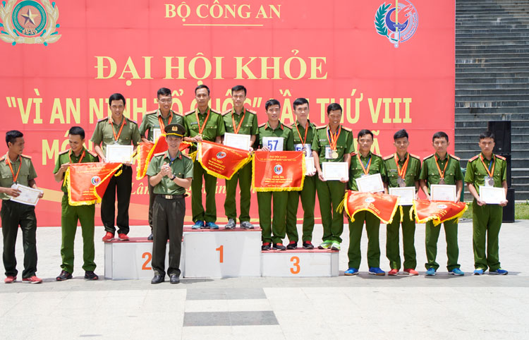 Ban tổ chức trao giải cho các cá nhân