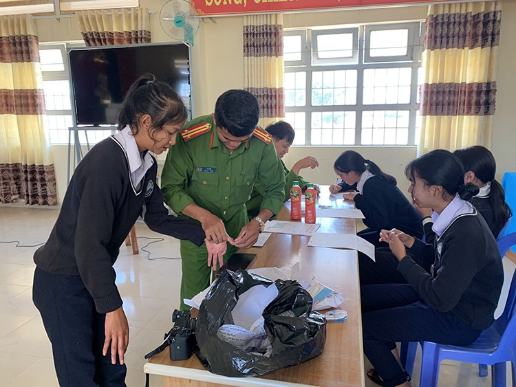 Thanh niên ngành công an phổ biến pháp luật và làm CMND cho học sinh