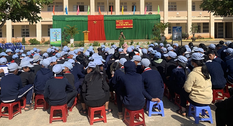 Ngoại khoá tuyên truyền về an toàn giao thông và tệ nạn xã hội
