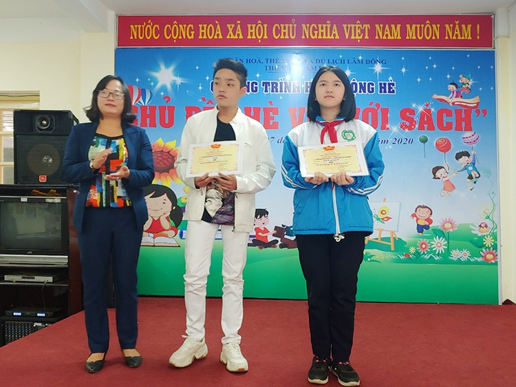 Trao giải cho học sinh xuất sắc các cuộc thi