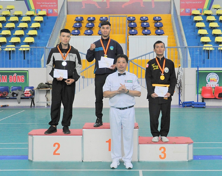 Trao giải cho các VĐV dẫn đầu trong nội dung đối kháng nam hạng cân 64 - 68 kg