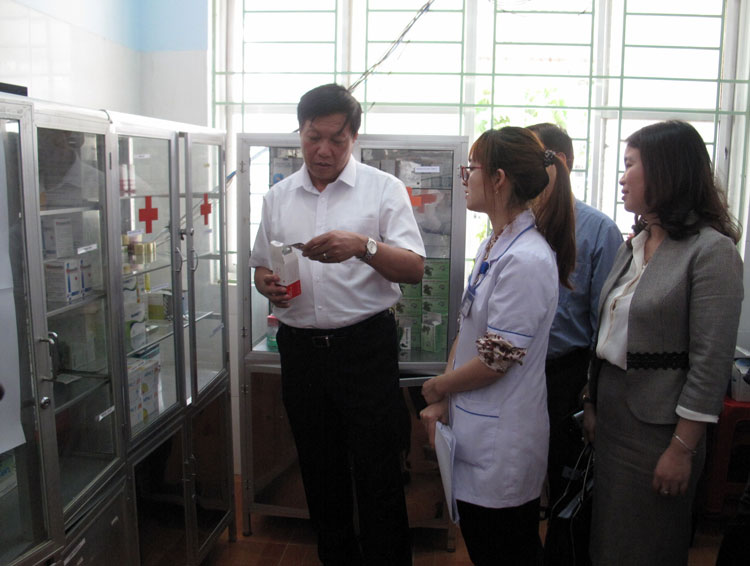 Thứ trưởng Đỗ Xuân Tuyên trao đổi về công tác dược tại Trạm Y tế xã Tân Văn (Lâm Hà)