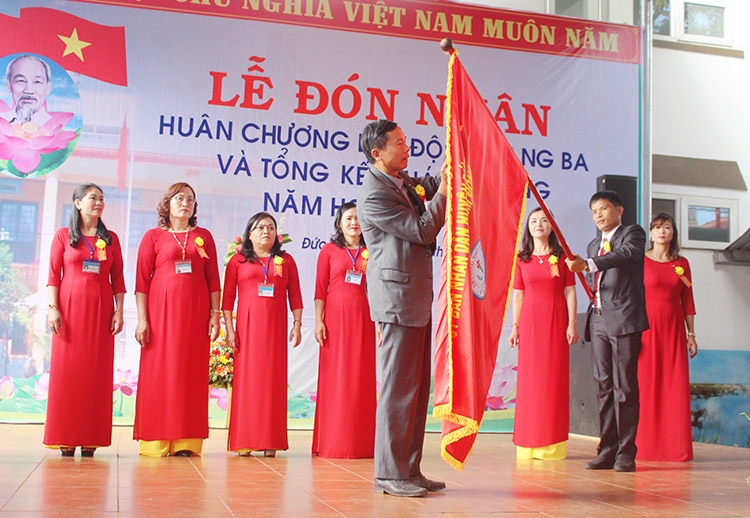 Đồng chí Đàm Anh Tuấn - Phó Giám đốc Sở Nội vụ, Phó Chủ tịch Thường trực Ban Thi đua - Khen thưởng tỉnh, trao Huân chương Lao động hạng Ba