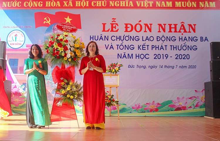  Thay mặt Huyện ủy, HĐND, UBND, Ủy ban MTTQ Việt Nam, đồng chí Phạm Thị Thanh Thúy - Phó Chủ tịch UBND huyện, tặng lẵng hoa cho nhà trường