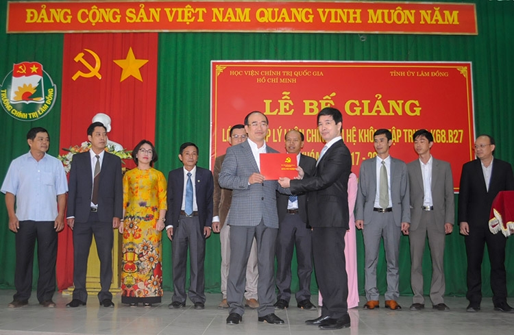 Công tác cán bộ là then chốt của then chốt (bài cuối)