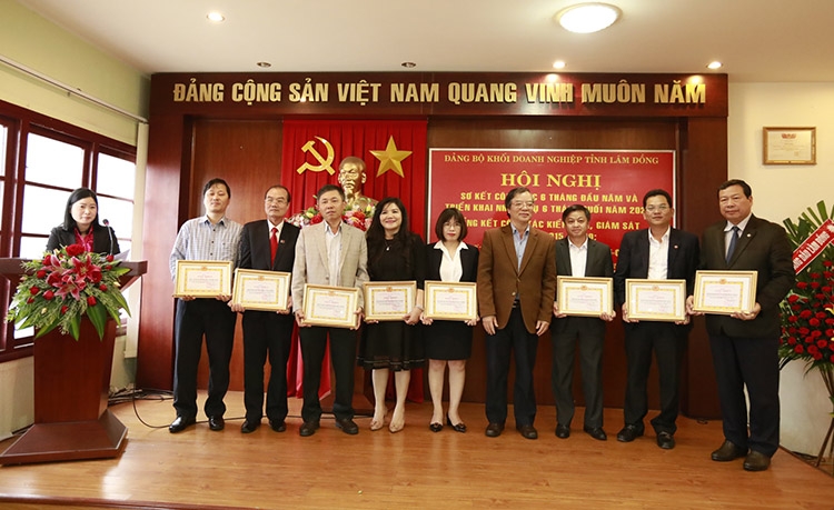 Tặng bằng khen cho các tập thể và cá nhân