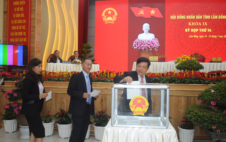 Các đại biểu bỏ phiếu bầu bổ sung Ủy viên UBND tỉnh Khóa IX, nhiệm kỳ 2016 – 2021