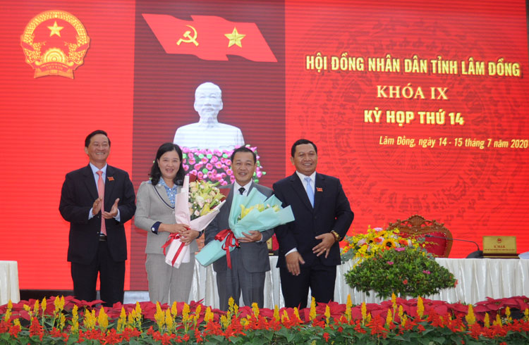 Chủ tịch và Phó Chủ tịch HĐND tỉnh tặng hoa chúc mừng các đồng chí vừa được bầu bổ sung vào Ủy viên UBND tỉnh
