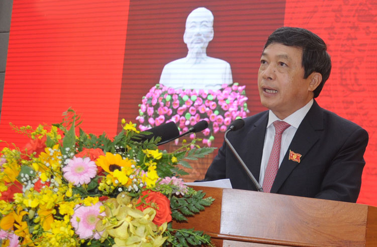 Chủ tịch UBND tỉnh Lâm Đồng Đoàn Văn Việt báo cáo, giải trình, tiếp thu ý kiến đại biểu