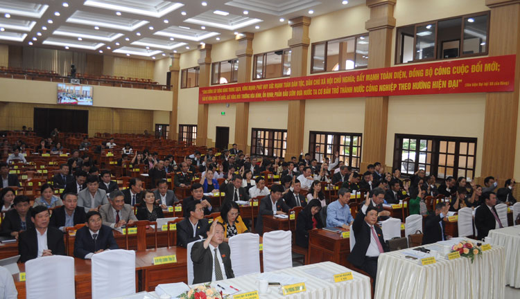 Các đại biểu biểu quyết thông qua các Nghị quyết tại Kỳ họp