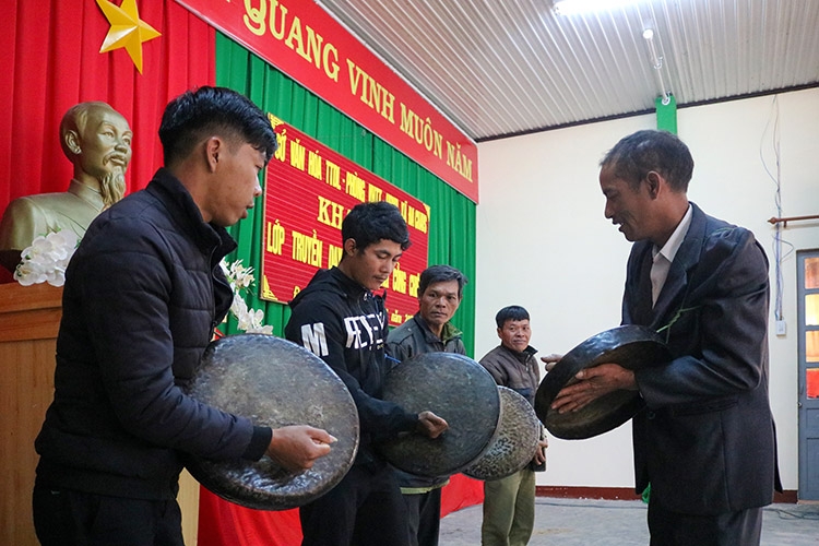 Khi người trẻ học đánh chiêng...