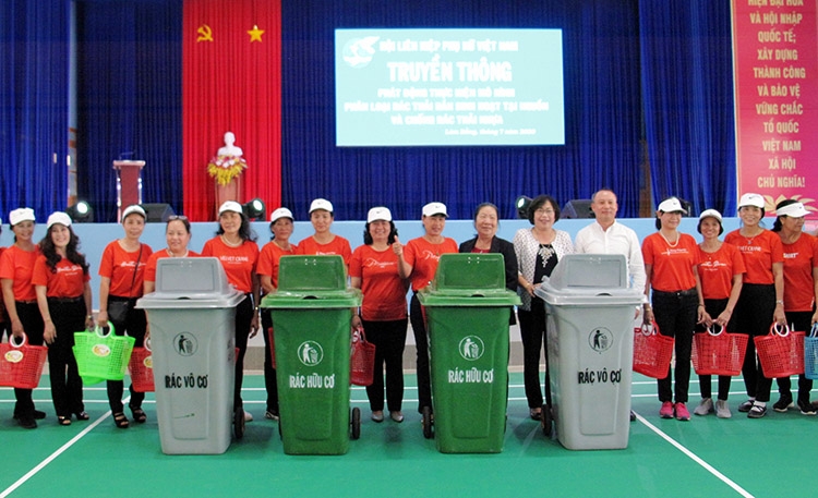Phát động thực hiện mô hình điểm về phân loại rác thải rắn sinh hoạt tại nguồn và chống rác thải nhựa