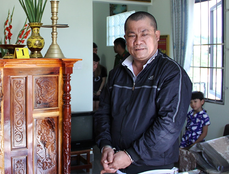 Dựng chuyện cúng vong giải hạn để chiếm đoạt tài sản