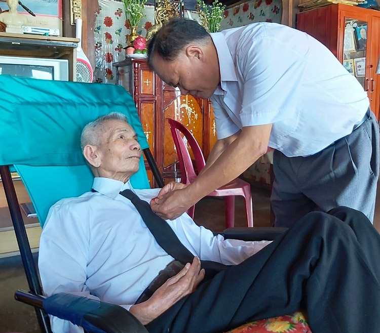Trao Huy hiệu Đảng tại nhà cho Đảng viên lão thành