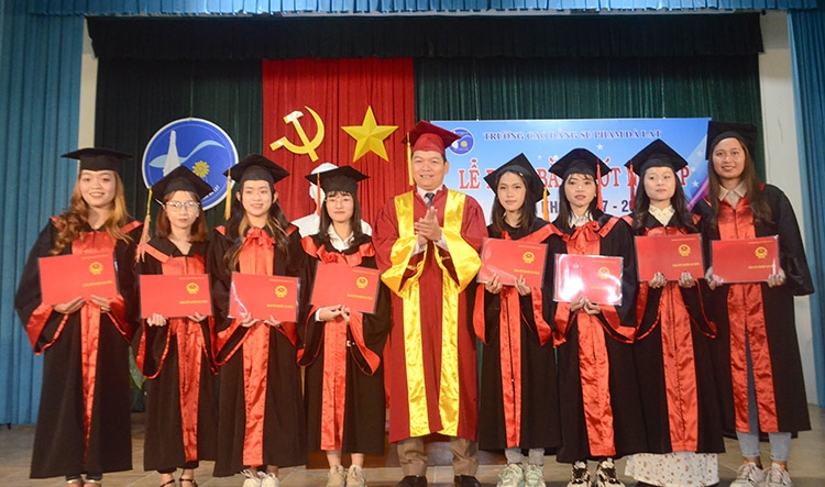 Thầy Phan Văn Bông - Phó Hiệu trưởng Trường Cao đẳng Sư phạm Đà Lạt trao bằng tốt nghiệp cho sinh viên