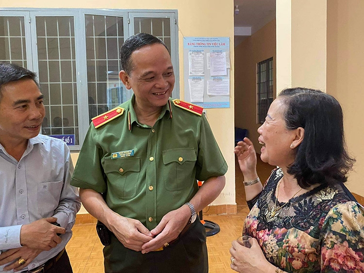 Thiếu tướng Đặng Hoàng Đa - Phó Cục trưởng Cục Xây dựng phong trào Bảo vệ an ninh Tổ quốc (Bộ Công an) trò chuyện với giáo dân tại Giáo họ Mỹ Thành (Lộc Thanh - Bảo Lộc)