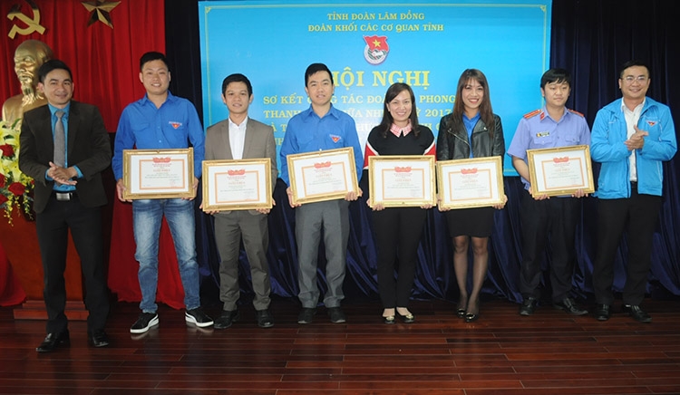 Tặng Giấy khen các tổ chức Đoàn cơ sở trong Khối có thành tích 2 năm hoàn thành xuất sắc nhiệm vụ