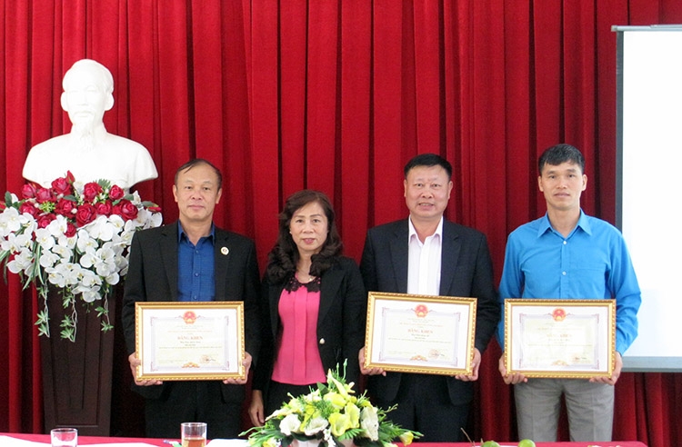 Đồng chí Nguyễn Thị Lệ - Trưởng Ban Dân vận Tỉnh ủy trao Bằng khen của UBND tỉnh cho 3 tập thể xuất sắc trong phong trào thi đua yêu nước của tỉnh năm 2019 