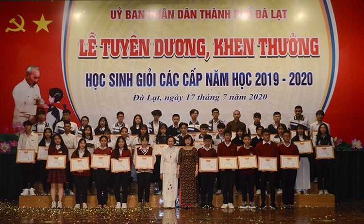 Bà Huỳnh Thị Thanh Xuân - Ủy viên Ban Thường vụ Tỉnh ủy, Bí thư Thành ủy và Nhà giáo ưu tú Thái Thị Hạnh - Chủ tịch Hội Khuyến học thành phố trao giấy khen cho học sinh giỏi cấp tỉnh