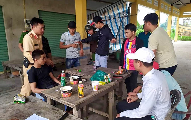 Mâu thuẫn tình cảm, nhóm thanh niên đem hung khí đến đập phá quán ốc